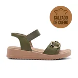 Sandalias bajas de cuero color verde oliva, con plataforma color beige y hebilla dorada.