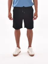 Bermuda negra de corte regular, con ajuste en la cintura y detalles de diseño minimalista.