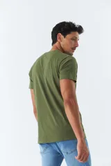 Remera de hombre color gris con logo y arte estampado en el frente, corte regular y mangas cortas.