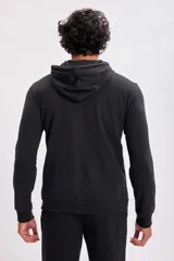 Campera deportiva negra con capucha y cierre frontal.