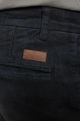Pantalón de pana color beige, de corte recto y tiro medio.