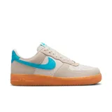 Zapatillas urbanas Nike Air Force 1 '07 Lv8, color beige con detalles en celeste y suela color caramelo.
