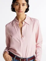 Camisa de viscosa color rosa claro, de corte amplio con cartera oculta y cuello francés.