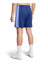 Short deportivo Under Armour Challenger Knit color azul marino con logo blanco en la pierna derecha.