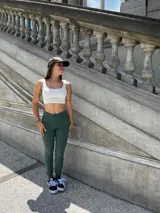 Calza larga de algodón y licra, opaca, con ajuste justo al cuerpo.