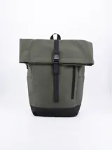 Mochila de tela color verde militar con base negra, cierre superior enrollable con hebilla y múltiples bolsillos externos.