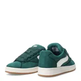 Zapatillas deportivas acordonadas de gamuza color verde oscuro, con logo blanco en el lateral, suela blanca y base color caramelo.