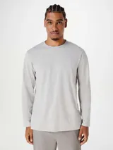 Remera gris de manga larga, cuello redondo y corte clásico.