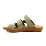 Sandalias bajas de cuero con tres tiras combinadas en tonos marrón, rojo y bordó. Ajuste con velcro en el tobillo y suela marrón. Marca Country Sand.