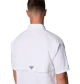 Camisa de hombre Columbia modelo Bahama II, color blanco, de manga corta, confeccionada en tejido de nailon ligero de secado rápido con protección solar UPF 50 y ventilación en la espalda.