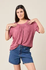 Blusa color rosado con estampado de hojas blancas, cuello redondo con detalle de pinzas y mangas cortas.