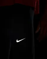 Calza larga de running Nike Dri-FIT Challenger para hombre, color negro con logo reflectivo en la pierna izquierda y cierre en los tobillos.