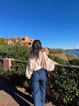 Pantalón de jean de tiro alto, corte acampanado y color azul.