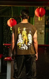 Remera marrón sin mangas con cuello redondo y estampado de personajes de la película Kill Bill.