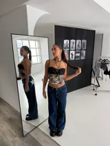Pantalón de jean azul oscuro de corte ancho con bolsillos traseros con aplique de estrella blanca.