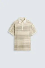 Polo de hombre color beige con rayas horizontales blancas, corte regular, cuello solapa con cierre de botonadura y mangas cortas.