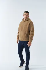 Canguro marrón de sherpa polar con capucha, bolsillo tipo canguro y logo de goma en la manga.