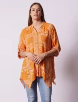 Camisa naranja con estampado cachemir, cuello mao, escote en V y cierre frontal con botones. Mangas 3/4 regulables con presilla y ruedo asimétrico.