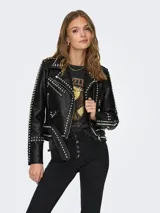 Chaqueta biker negra de cuero sintético con tachas plateadas, cierre frontal asimétrico con cremallera, solapas con muescas y cinturón ajustable.
