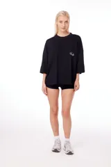 Remerón negro de algodón con cuello redondo y logo estampado en serigrafía.