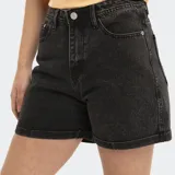 Short de jean negro con ruedo doblado.