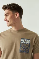 Remera de hombre de algodón color marrón, con arte estampado en el frente y escote redondo.