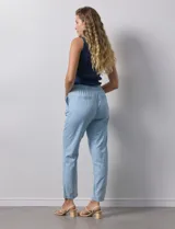 Pantalón celeste liso, marca Dash. Pretina elastizada, bolsillos delanteros y bolsillos traseros simulados.