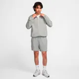 Campera deportiva gris de cuello alto y cierre frontal, con logo de Nike bordado en blanco en el pecho.