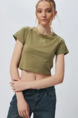 Cropped top de manga corta color verde con bordado frontal, confeccionado en algodón.