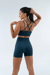 Short deportivo color marrón chocolate, de tiro alto y corte ajustado.