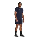 Short deportivo Under Armour Challenger Knit color azul marino con logo blanco en la pierna derecha.