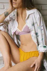 Bombacha de lycra lila con estampado de flores y volados en los bordes.