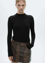 Minifalda marrón con estampado de piel de serpiente, tiro medio, corte recto, trabillas, bolsillos laterales y cierre frontal con cremallera y botón.