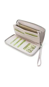 Billetera larga color gris de símil cuero, con cierre alrededor, múltiples compartimentos internos para tarjetas y documentos, bolsillo con cierre y correa de mano.