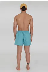 Short de baño celeste con cintura elástica y cordón ajustable.