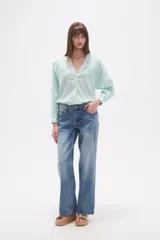 Pantalón de jean azul de calce alto, corte recto y lavado medio.