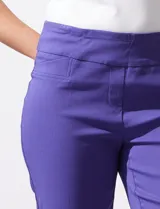 Pantalón capri verde esmeralda de gabardina elastizada, marca Zac & Reachel. Tiene pretina ancha elastizada y bolsillos simulados en la parte delantera y trasera.