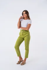 Pantalón capri verde oliva de tiro alto con cinturón con hebilla forrada, bolsillos laterales y pinzas delanteras. Confeccionado en poliéster y algodón.