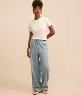 Remera celeste de media malla con cuello redondo y mangas cortas dobladas.