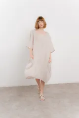 Vestido celeste de lino, corte holgado y largo midi, con escote redondo y mangas 3/4.