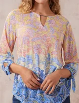 Blusa de modal estampada con cuello redondo y escote en V con aplique metálico. Mangas 3/4 con lazo.