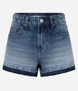 Short de jeans de corte slim, tiro alto, con cierre tradicional y bolsillos. Presenta un bajo deshecho con un borde contrastante de color azul oscuro.