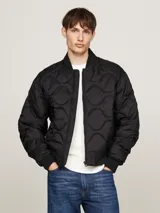 Campera bomber negra acolchada, con cuello estilo béisbol, cierre de cremallera, dos bolsillos delanteros ribeteados, cuello, puños y bajo de punto canalé.