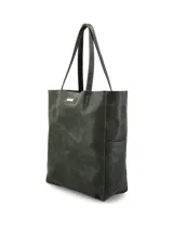 Cartera tipo tote bag de cuero color marrón, con doble asa de hombro y bolsillo externo en ambos laterales.