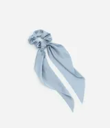 Scrunchie celeste con pañuelo de doble caída. Accesorio para el pelo.