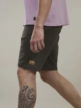 Bermuda color azul marino de corte recto.