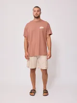 Remera negra de algodón con estampado del logo de la marca Rusty en el frente.