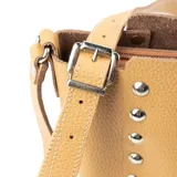 Cartera tipo balde color suela de cuero graneado con tachas plateadas. Tiene acceso con cierre, correa regulable y un bolsillo interno con cierre.
