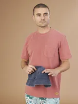 T-shirt de algodón en color gris con bolsillo frontal y corte clásico.