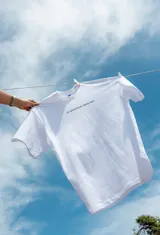 Remera blanca de algodón con cuello redondo y mangas cortas. Estampa frontal con la frase "La gratitud me trajo aquí" en letras negras.